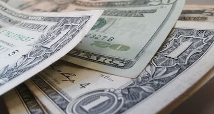 Los bancos señalan que no cobran comisión por la compra de dólares