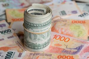 Los bancos suben el dólar minorista hasta los $500 en medio de un virtual “feriado cambiario”