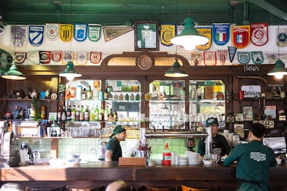 Los banderines y las camisetas de fútbol son un sello del lugar