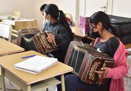 Los bandoneones no alcanzan para todos los alumnos y son utilizados algunos minutos por cada uno.