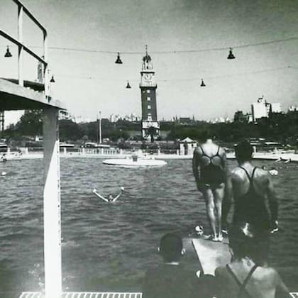 Los bañistas hacen fila para saltar del trampolín a la pileta de Retiro