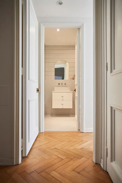 “Los baños de los chicos son mellizos, no quería hacer grandes distinciones porque hoy duermen así y mañana quizás cambia”. En ambos casos eligió granito para pisos y alzadas y revestimientos en porcellanato (Fika).