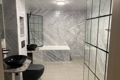 Los baños de los departamentos del búnker están revestidos de mármol italiano