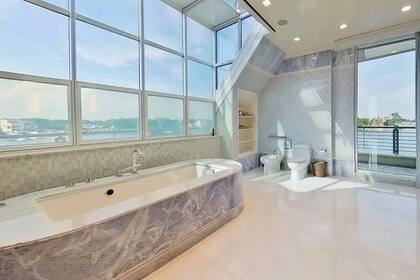 Los baños están revestidos de mármol y detalles en ónix