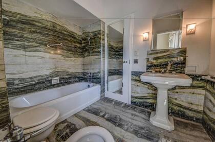 Los baños originales de los departamentos son de mármol