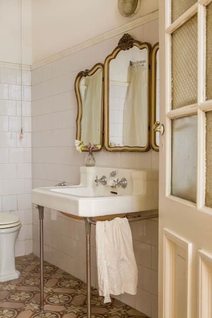 Los baños se acondicionaron respetando el espíritu original de la casa, con artefactos, grifería y pisos antiguos.