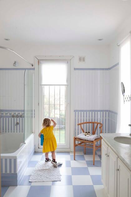 Los baños, si bien no son de época, se habían reciclardo hace muchos años. Dan la pauta los pisos y revestimientos en composé, que remiten a los diseños de Laura Ashley