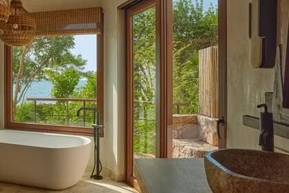 Los baños tienen grandes ventanales para que en todo momento haya contacto con la naturaleza