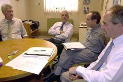 Los banqueros Escasany y Emilio Cárdenas dialogan con monseñor Jorge Casaretto y Juan Pablo Cafiero, entonces vicejefe de Gabinete