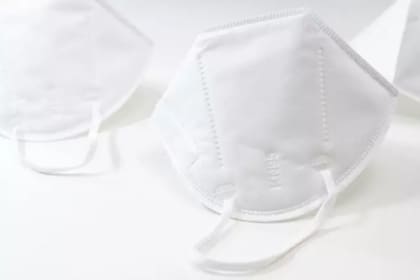 Los barbijos N95 podrían reutilizarse unas cinco veces, según la CDC, siempre y cuando el usuario no trabaje en algún centro de salud; en dicho caso, la mascarilla solo puede utilizarse una vez