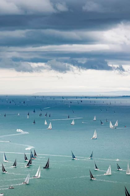 Los barcos de los quince equipos que compitieron en la regata partieron de la isla Wight el 17 de julio. Admiral's Cup se corre cada dos años, desde 1957 y, hasta esta última edición, llevaba 22 años suspendida. Es exigente y tan riesgosa que en 1979 murieron dieciocho personas durante una tormenta.