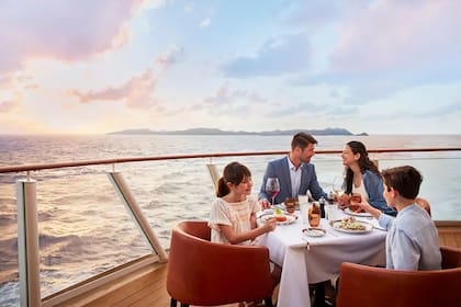 Los barcos de Norwegian Cruise Line Holdings cuentan con diversos restaurantes de especialidad y opciones de entretenimiento a bordo (Norwegian Cruise Line)