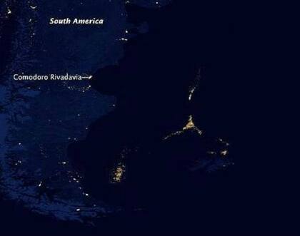 Los barcos pesqueros extranjeros atraen con sus luces el alimento del calamar