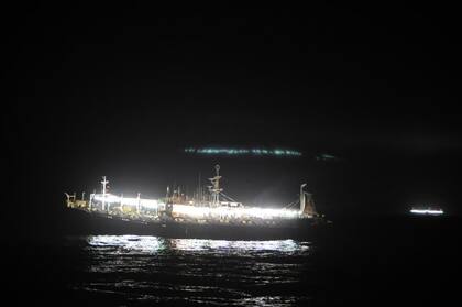 Los barcos que pescan calamar utilizan lámparas de luz incandescente para atraer a los moluscos.