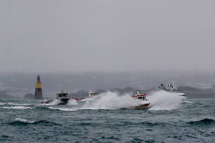 Los barcos se concentraron frente al puerto de Saint Helier para llamar la atención sobre lo que consideran restricciones injustas sobre la pesca en aguas del Reino Unido después del Brexit