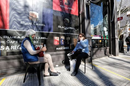 Los bares de San Isidro ponen sillas en las veredas