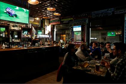 Los bares en Milano con los hinchas mirando el partido que se jugó a puertas cerradas