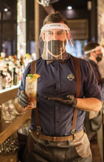 Los bares están habilitados a trabajar solo con reservas, en horario especial y con las medidas de seguridad para el personal.