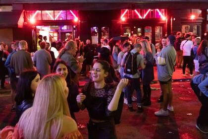 Publs, restaurentes, lugares de culto, peluqueros y otros negocios reabrieron sus puertas en todo Reino Unido después de tres meses de confinamiento