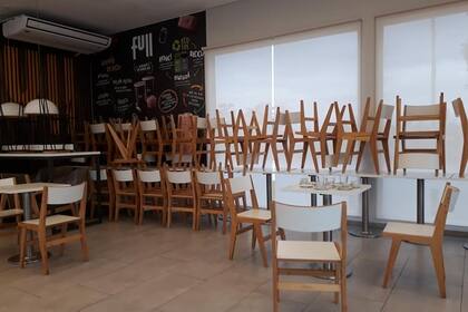 Sin clientes, muchos locales gastronómicos tienen salones vacíos y sillas apiladas junto a las persianas bajas