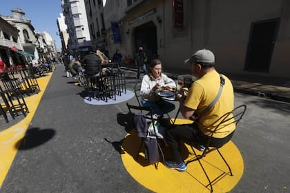 Los bares y restaurantes con servicio en la calle en el barrio de San Telmo. Los círculos demarcan dónde debe colocarse la mesa