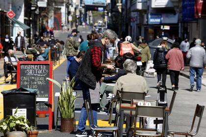 Los bares y restaurantes con mesas en la calle en el barrio de San Telmo