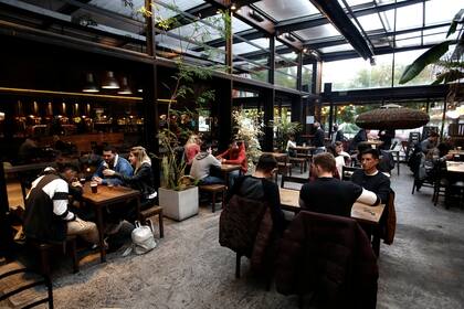 Los bares y restaurantes de Mar del Plata abren en medio de un temporal y brote de casos