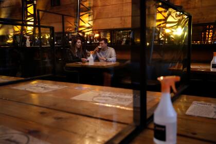 Los bares y restaurantes de Mar del Plata abren en medio de un temporal y brote de casos