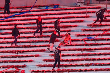 Los barras de Independiente fueron a buscar los de la U de Chile y los violentaron