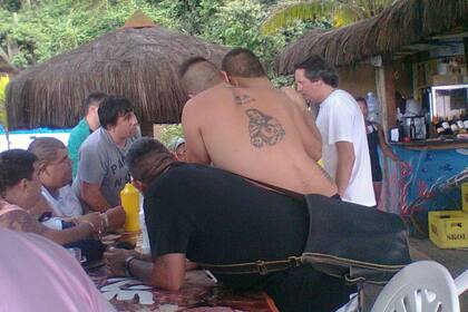 Los barras de Racing, en el parador Pescador, en Buzios