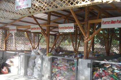 Los barrios locales también participan en las iniciativas estableciendo sus propias MFR o separando los materiales reciclables que luego pueden ser vendidos