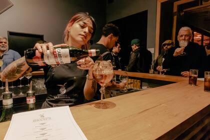 Los bartenders son los protagonistas de Famiglia Branca.