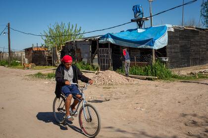 Los basurales aumentan, los vecinos viven en riesgo y los municipios son reacios a abordar la problemática.