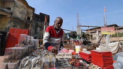 Los bazares de Ayodhya están repletos de vendedores ambulantes que venden baratijas religiosas.