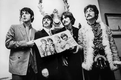 Los Beatles en la presentación de Sgt.Pepper a la prensa