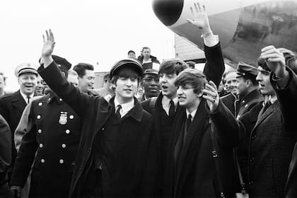 Los Beatles saludan a los fans el 7 de febrero en su llegada por primera vez a Nueva York