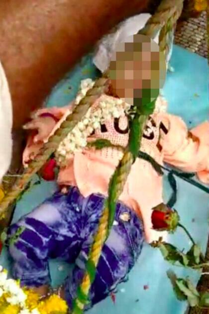 Los bebés eran metidos en una cuna, que se introducía en un profundo pozo