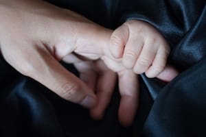 Los bebés prematuros que escucharon grabaciones de sus madres leyéndoles tenían materia blanca más madura en un área clave del lenguaje del cerebro (Foto: Pixabay)