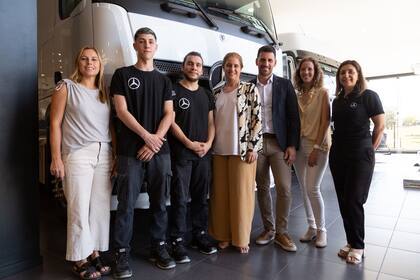 Los becarios de TRUCKCionar futuro junto al equipo de Mercedes-Benz Camiones y Buses, miembros de la Fundación Pescar y del concesionario Cigliutti Guerini.