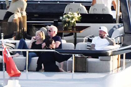 Los Beckham zarparon del puerto de Miami junto a los padres de Victoria, Anthony y Jackie Adams (en la foto, con David y Victoria en cubierta).