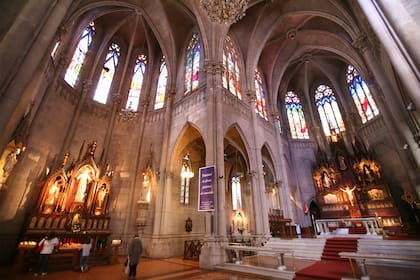 Los bellísimos vitraux franceses, una marca de la Catedral y basílica de los santos Pedro y Cecilia.