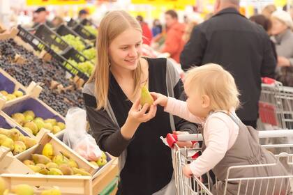 Los beneficiarios del programa SNAP pueden comprar cualquier tipo de alimento, desde frutas y verduras hasta panes y cereales (Archivo)