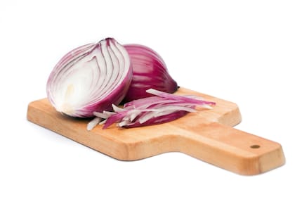 Los beneficios de comer cebolla y las diferencias que hay entre elegir consumirla cruda o cocida