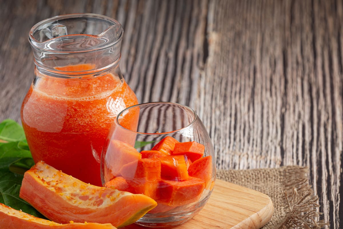 ¡Poder Natural en una Taza! Descubre los Increíbles Beneficios del Agua de Papaya y Jengibre para tu Salud y Bienestar