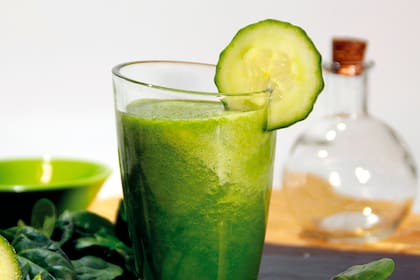 Los beneficios del licuado de pepino y manzana verde ayudan a promover la pérdida de peso y cuidar la piel