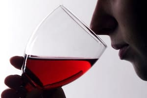 Por qué recientes investigaciones minimizan que el vino tinto sea bueno para el corazón