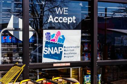 Los beneficios SNAP se pueden utilizar en tiendas de alimentos y supermercados minoristas autorizados (Archivo)