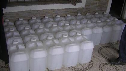 Los bidones de acetona (un precursor químico usado para procesar clorhidrato de cocaína) hallados en la mansión que Delfín Zacarías tenían en un country en la localidad de Funes