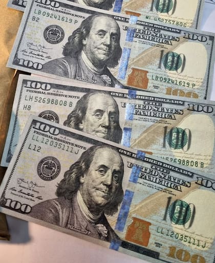 Los billetes de dólares falsos secuestrados a una banda que operaba en Recoleta