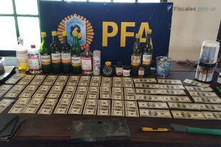 Los billetes ya cortados, y parte de los materiales utilizados